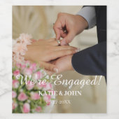 Aangepaste foto We zijn verloofd Trouwfeestcadeaus Wijn Etiket (Enkel label)