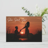 Aangepaste foto ze zei ja Elegant Typografie Kaart (Staand voorkant)