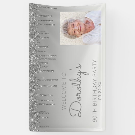 Aangepaste foto Zilveren Glitter Drip 90th Birthda Spandoek (Verticaal)
