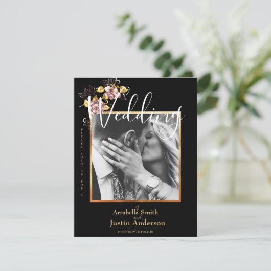 Aangepaste foto Zwart Bloemen Goud Script Bruiloft Kaart (Staand voorkant)