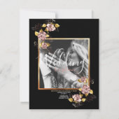 Aangepaste foto Zwart Bloemen Goud Script Bruiloft Kaart (Achterkant)