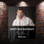 Aangepaste foto zwart wit man 40e verjaardag wandkleed<br><div class="desc">Een wandtapijt voor een 40ste verjaardagsfeestje voor jongens. Een elegante moderne zwarte achtergrond. Personaliseer en voeg je eigen hoge kwaliteit foto van de verjaardagsjongen / man. De tekst: De naam is wit met een modern handgeschreven stijlscript. Sjablonen voor een naam, leeftijd 40 en een datum. Kan als muurdecor voor de...</div>