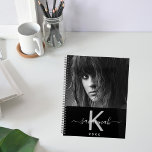 Aangepaste foto zwart wit monogram 2025 planner<br><div class="desc">Een zwarte achtergrond. Pas uw eigen foto, een naam, een monogram brief en een jaar aan en voeg deze toe. De naam wordt geschreven in wit met een groot modern handgeschreven stijlmanuscript met swashes. De monogram in grijs. Ideaal voor school, werk of het organiseren van je persoonlijke of gezinsleven. Als...</div>