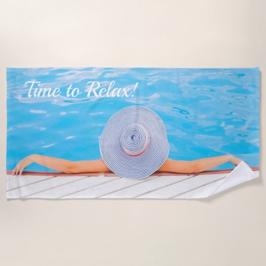 Aangepaste fotograaf die ontspannen is in zwembad. strandlaken (Voorkant)