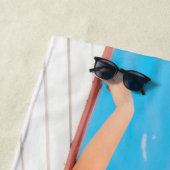 Aangepaste fotograaf die ontspannen is in zwembad. strandlaken (In situ)