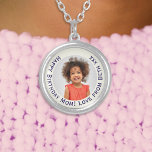 Aangepaste Fotoherinnering  Zilver Vergulden Ketting<br><div class="desc">Verander een gekoesterd afbeelding in een mooie souvenir met dit sierlijke verzilverde ketting. Pas het aan met uw favoriete foto,  omlijst door een bleke roomrand en voeg uw eigen oprechte boodschap toe aan de rand. Een leuk en stijlvol cadeau voor een speciaal iemand.</div>