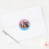 Aangepaste Fotonaam & Leeftijd Happy Birthday Grad Ronde Sticker (Envelop)