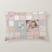Aangepaste fotonaam Monogram Pink Patchwork Accent Kussen (Voorkant)