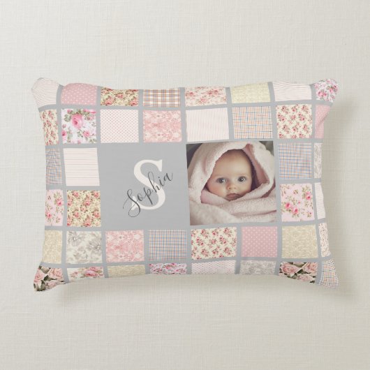 Aangepaste fotonaam Monogram Pink Patchwork Accent Kussen (Voorkant)