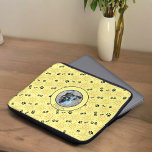 Aangepaste fotonaam Sunshine Black Paws Over Yello Laptop Sleeve<br><div class="desc">Dit ontwerp is voorzien van een oranje, met de hand getekende zon met zwarte poten over een gele achtergrond. Pas het hoesje op het tekstgebied met een naam aan, verwijder de naam of klik aanpassen om een doopvontstijl, grootte, en kleur te selecteren u verkiest. Vervang deze foto van de sjabloon...</div>