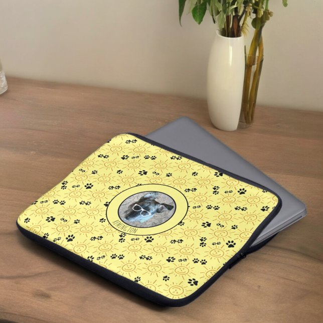 Aangepaste fotonaam Sunshine Black Paws Over Yello Laptop Sleeve (front overhead view of custom photo paw print pattern )