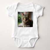 Aangepaste Fotonaam Tekst Gepersonaliseerde Baby B Romper (Voorkant)
