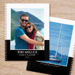 Aangepaste Fotonaam Zwart Modern Planner<br><div class="desc">Creëer je eigen fotojaarplanner! Een stijlvolle sjabloon gepersonaliseerd met twee favoriete foto's,  jouw naam,  het jaar en een persoonlijk bijschrift of motto. Custom planners maken prachtige geschenken voor familie en vrienden,  en zijn een geweldige manier om iedereen georganiseerd te houden! Gedrukte kleuren: zwart en wit.</div>