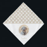 Aangepaste foto's en namen met beige en witte pett bandana<br><div class="desc">Het prachtige en verpersoonlijkbare ontwerp van het huisfotomalplaatje met witte poten op een beige (veranderlijke) achtergrondkleur. Verander de steekproeffoto in een foto van uw eigen huisdier en personaliseer het naam en tekstgebied met uw douanetekst. De helft van het punt is gereserveerd voor een petfoto en een douanetekst terwijl de andere...</div>