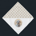 Aangepaste foto's en namen met beige en witte pett bandana<br><div class="desc">Het prachtige en verpersoonlijkbare ontwerp van het huisfotomalplaatje met witte poten op een beige (veranderlijke) achtergrondkleur. Verander de steekproeffoto in een foto van uw eigen huisdier en personaliseer het naam en tekstgebied met uw douanetekst. De helft van het punt is gereserveerd voor een petfoto en een douanetekst terwijl de andere...</div>