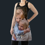 Aangepaste fotosjabloon Family Love Script Schort<br><div class="desc">Dit ontwerp kan worden gepersonaliseerd door de aanpassingsoptie te kiezen om tekst toe te voegen of andere veranderingen aan te brengen. Als dit product de optie heeft om het ontwerp naar een ander object over te brengen, moet u het ontwerp zo nodig aanpassen. Neem contact met me op colorflowcreations@gmail.com als...</div>