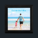 Aangepaste fototekstdoos Je familie foto's pa Cadeaudoosje<br><div class="desc">Aangepaste foto en tekst - Uw eigen ontwerp - Speciaal - Gepersonaliseerde familie / vrienden of persoonlijke cadeautjes - Voeg Jouw tekst en foto toe - Resize en beweeg of verwijder en voeg elementen / afbeelding toe met aanpassingsgereedschap. Kies/voeg uw favoriete doopvont/tekstkleur toe! U kunt dit ontwerp naar meer dan...</div>
