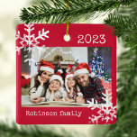 Aangepaste fotoversiering met sneeuwvlokken keramisch ornament<br><div class="desc">Pas deze versiering aan met uw familiefoto en voeg uw familienaam samen met het jaar toe voor deze geweldige kerstwens.</div>