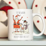 Aangepaste Fun Santa Snowman Rendier Christmas Hyg Tweekleurige Koffiemok<br><div class="desc">Deze vakantie mok is een warme knuffel in keramische vorm - ideaal voor het nippen van cacao, het delen van verhalen, en genieten van de magie van het seizoen. Met een vrolijke illustratie van de kerstman en een sneeuwpop, die naast elkaar staan met fonkelende sterren en sneeuwvlokken om hen heen,...</div>