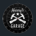 Aangepaste garagewagen voor mancavestralen dartbord<br><div class="desc">Aangepast cadeau voor manly-garage of kunstbordkarton. Het hulpmiddelontwerp van de kool hamer met gepersonaliseerde naam en achtergrondkleur. kerstcadeauidee of kerstcadeauidee voor man, vader, vriendje, opa, baas, medewerker, timmerman, bouwwerker, bouwwerker, jongen, kinderen enz. Trendy home decor voor monteur, autoreparatiewerkplaats, garage, man grot, aannemer enz. Upload naar keuze uw eigen zakelijke logo...</div>