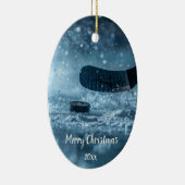 Aangepaste gedateerde ijshockeyspeler Kerstmis Keramisch Ornament (Rechts)