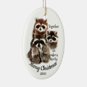 Aangepaste gedateerde kerst Fun Family Wasbeer Quo Keramisch Ornament (Rechts)