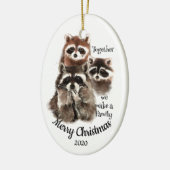 Aangepaste gedateerde kerst Fun Family Wasbeer Quo Keramisch Ornament (Links)