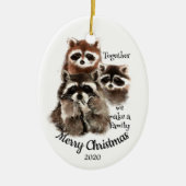 Aangepaste gedateerde kerst Fun Family Wasbeer Quo Keramisch Ornament (Voorkant)