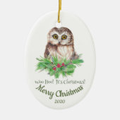 Aangepaste gedateerde kerst grappige uil citaat keramisch ornament (Voorkant)