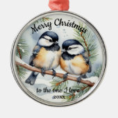 Aangepaste gedateerde Schattigee Chickadee BirdsOn Metalen Ornament (Voorkant)