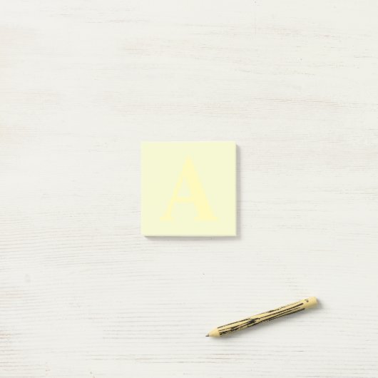 Aangepaste geel monogram Post-it® notes (Op bureau)