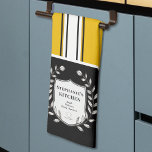 Aangepaste gele witte zwarte strepen theedoek<br><div class="desc">Het "Custom Yellow White Black Stripes" -ontwerp biedt een gedurfde, eigentijdse esthetiek met zijn opvallende verticale streeppatroon in geel, wit en zwart. Dit veelzijdige ontwerp is perfect voor home decor producten, waaronder kussens, beddengoed, gordijnen, tapijten en kunst aan de muur, het toevoegen van een strakke, moderne touch aan elke binnenruimte....</div>