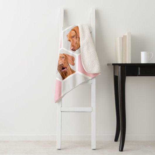 Aangepaste geometrische fotocollage Pet Monogram R Sherpa Deken (In situ)