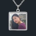 Aangepaste gepersonaliseerde foto chique vet eenvo sterling zilver ketting<br><div class="desc">Houd uw dierbaren dicht bij uw hart met dit prachtige sterling zilver gepersonaliseerde foto charme ketting. Dit ketting is verkrijgbaar in kleine en middelgrote maten en in zowel vierkante als cirkelvormige vormen. U kunt dit ketting bestellen in uw keuze van sterling zilver, verzilverd of gouden afwerkingsmetalen. Maakt een geweldig cadeau...</div>
