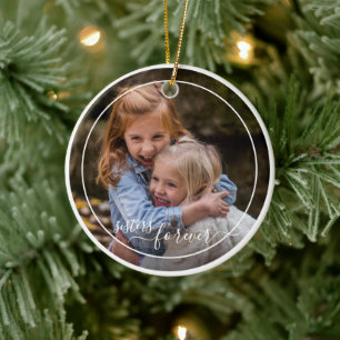 Aangepaste gepersonaliseerde fotosjabloon Zusters  Keramisch Ornament