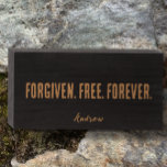Aangepaste gepersonaliseerde Gezegde Modern Zwart  Houten Kist Print<br><div class="desc">U kunt uw eigen gepersonaliseerde stijlvolle bord maken met een naam of datum onderaan en uw aangepaste korte inspirerend quote of bijbelvers. Deze minimalistische kleur op zwart in de moderne typografie is een Christelijk geloofscitaat, "Vergeven. Vrij. Voor altijd." Dit inspirerend spirituele citaat verwijst naar de vergeving en de vrijheid die...</div>