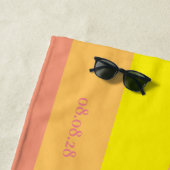 Aangepaste gepersonaliseerde roze gele vrijgezelle strandlaken (In situ)