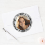 Aangepaste gepersonaliseerde verjaardag bericht, n ronde sticker (Envelop)