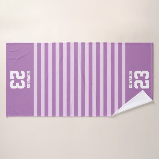 Aangepaste gestreepte sporten genummerd met naam badhanddoek (Badhanddoek)