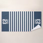 Aangepaste gestreepte sporten genummerd met naam badhanddoek (Badhanddoek)