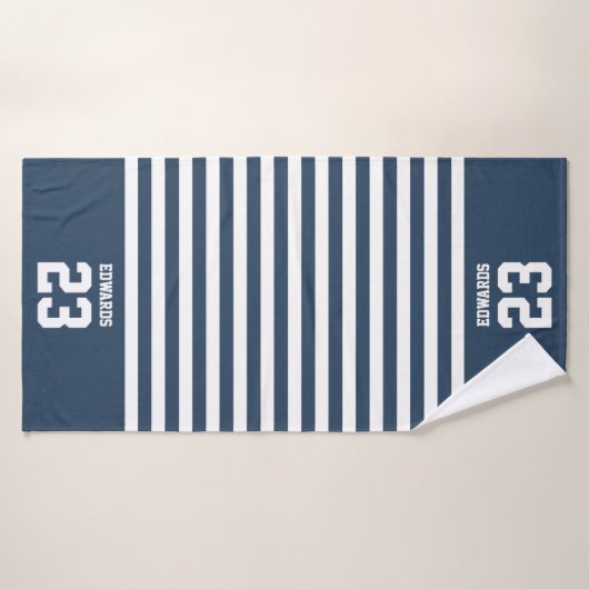 Aangepaste gestreepte sporten genummerd met naam badhanddoek (Badhanddoek)