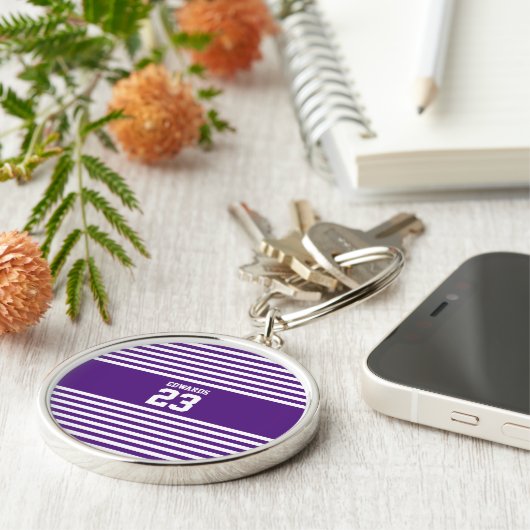 Aangepaste gestreepte sporten genummerd met naam sleutelhanger (Zijkant)