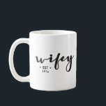 Aangepaste Gevestigd jaar hier gepersonaliseerde W Koffiemok<br><div class="desc">Gepersonaliseerd deze mok met uw gevestigde jubileumjaar. Elegant script met gepersonaliseerde tekst maakt een doordacht cadeau. *Aarzel niet om contact met mij op te nemen als je hulp nodig hebt bij mijn design. Het is eenvoudig genoeg om een bestaande stijl over te zetten naar een ander Zazzle-product, laat het me...</div>