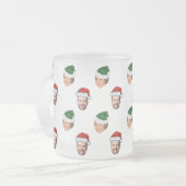 Aangepaste Gezicht 2 Foto's Santa Hat Kerstcadeau Matglas Koffiemok (Voorkant links)