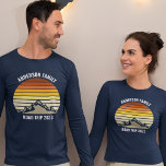 Aangepaste gezinshereniging Road Trip Sunset Long- T-shirt<br><div class="desc">Deze coole oranje zonsondergang boven rotsachtige bergen in natuur maakt een geweldig afbeelding voor een set aangepaste t-shirts voor een gezinshereniging, een reisreis of een zomervakantie. Herdenking je vakantieweek met t - shirts voor moeder, vader, broer en zus. Voeg gewoon je eigen achternaam en het jaar toe met onze personalisatietool....</div>