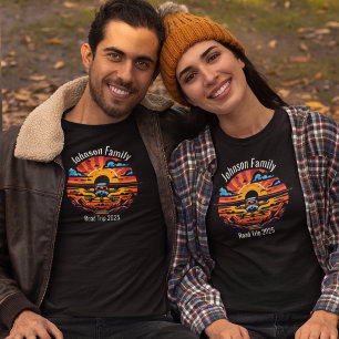 Aangepaste gezinsroadtrip bergzonsondergang retro t-shirt