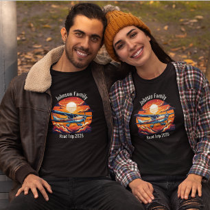 Aangepaste gezinsroadtrip bergzonsondergang retro t-shirt