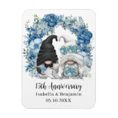 Aangepaste Gnome Blauwe Bloemen 15e Huwelijksverja Magneet (Verticaal)