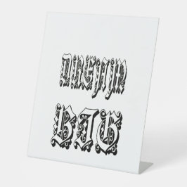 aangepaste gotische zwartlettertypografie reclamebord met voetstuk