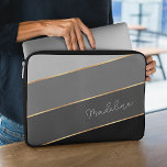 Aangepaste grafische donkere middelmatige lichte g laptop sleeve<br><div class="desc">Houd uw nieuwe elektronische apparaat veilig tegen schurft en krassen met deze stijlvolle beschermende hedendaagse zwarte, donkere en lichtgrijze, gestreept, waterbestendige neopreenlaptophoes met ritssluiting. Met ruimte om aan te passen met naam, monogram of initialen van uw keuze. Mooie, moderne en koele cover voor trendbarige en kunstliefhebbende heuptrendsetter, of trendy retro-chic...</div>